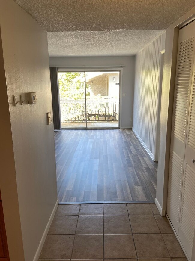 Building Photo - 1 Bedroom Condo