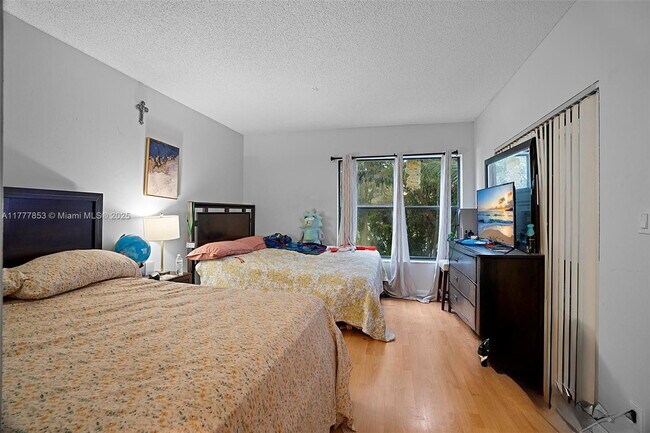 Building Photo - 2313 S Cypress Bend Dr