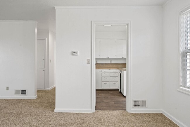 Building Photo - Beautifully maintained 1-bdrm/1-bath unit in 4-plex. Fireplace, off-street parking, laundry, grea...