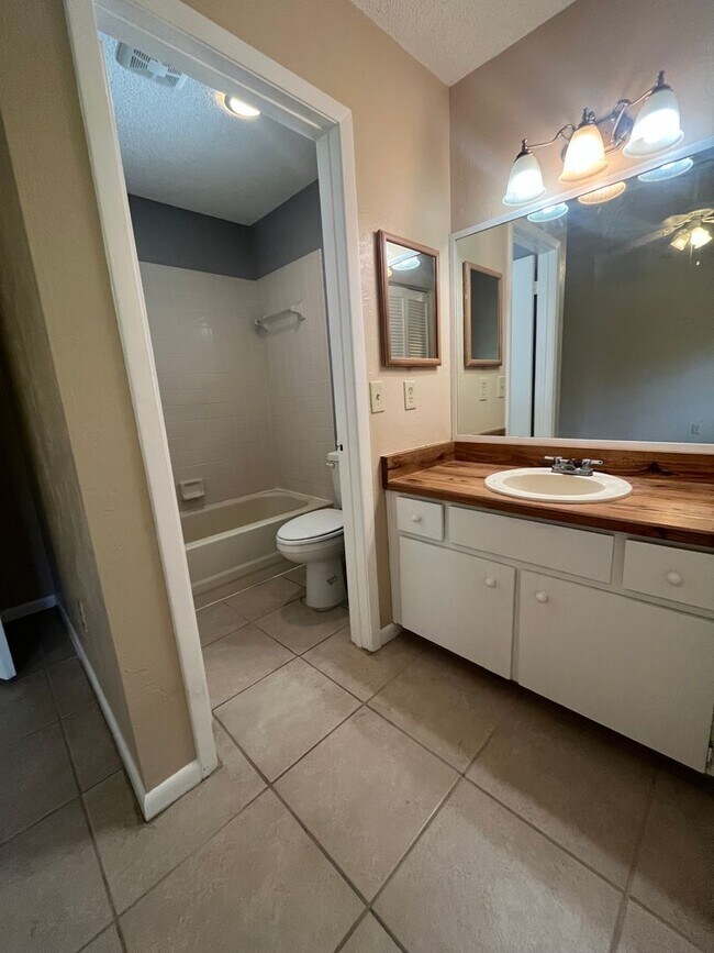 Building Photo - Super Cute 3bd 2bath with Florida Room!!