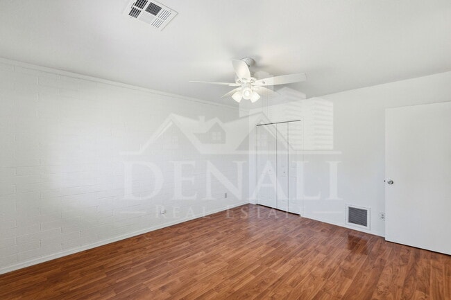 Building Photo - 10747 W Hope Dr