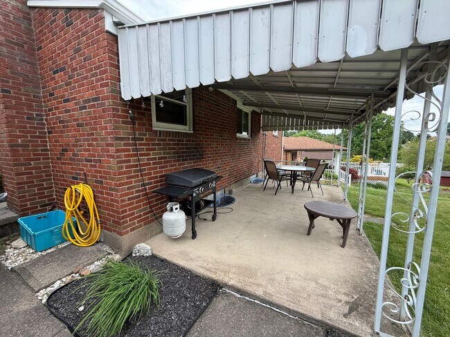 Building Photo - Move-In Ready 2BR Home on Quiet Residential Street in Baldwin/Whitehall!