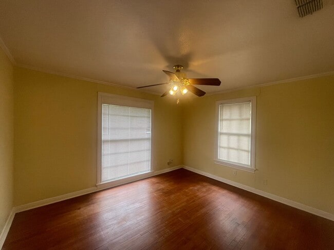 Building Photo - Spacious Inside & Out!