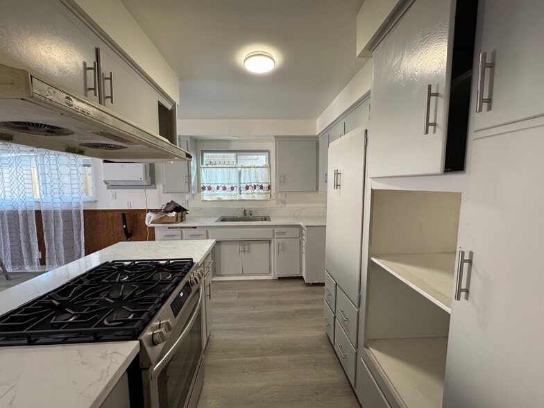 Building Photo - 400 W Glendon Way