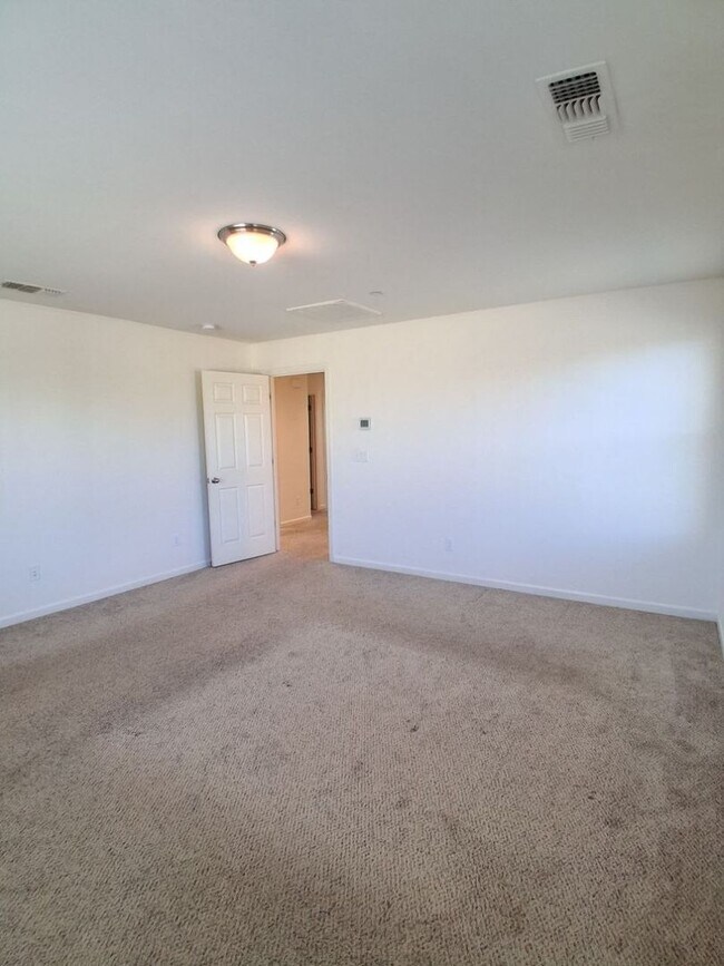 Building Photo - Beautiful 4 Bed / 3 Bath Home in Desirable Clovis Neighborhood