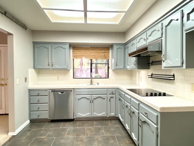 Building Photo - $2,450 Audubon & Friant 3 bed, N Bond, Fresno