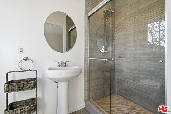 Building Photo - 455 Rexford Dr