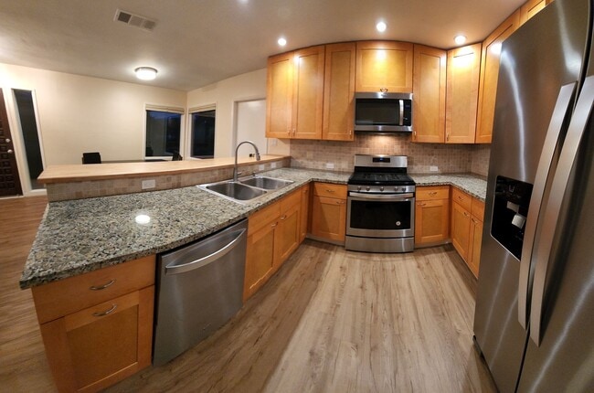 Building Photo - 5 bed 3.5 bath home close to campus!