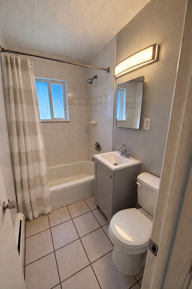 Building Photo - 1806 E La Salle St