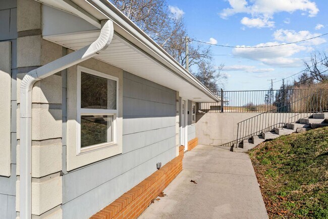 Building Photo - 2BR/2BA Cottage that's on the Rive – Minutes from Downtown Knoxville and Maryville