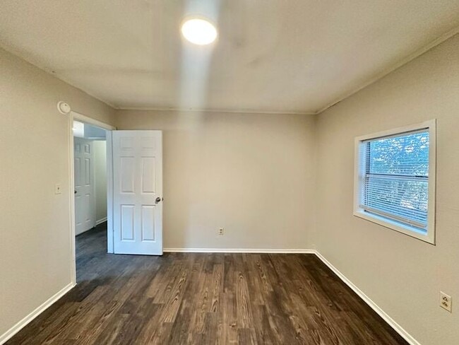 Building Photo - Available Now! 2 Bedroom, 1 Bath (Plus Bon...