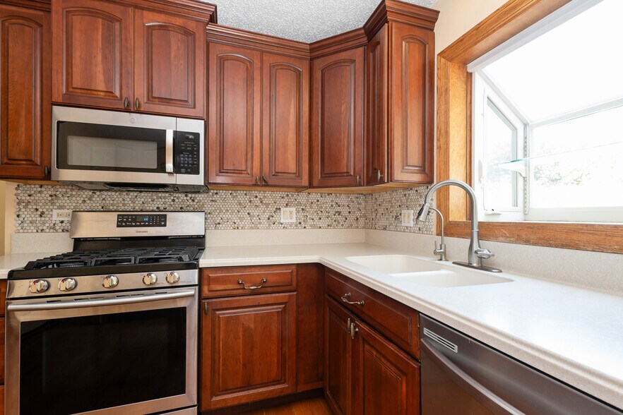 Building Photo - 16203 Fox Ct