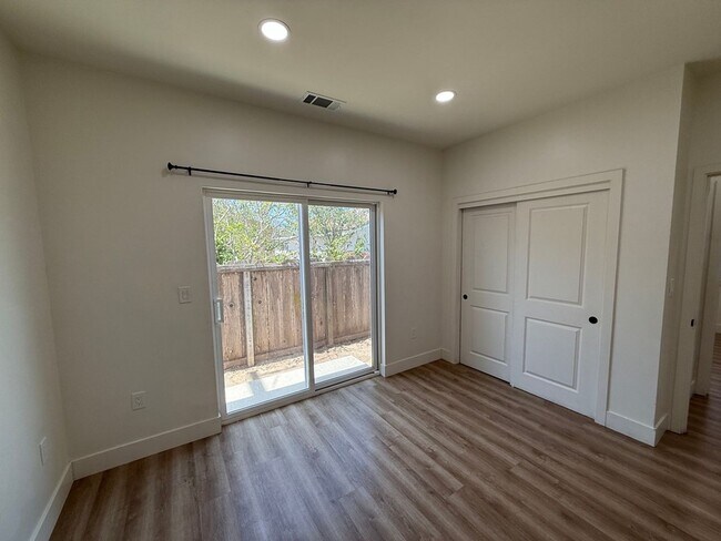 Building Photo - $150 Amazon Gift Card Move in Special - Sm...
