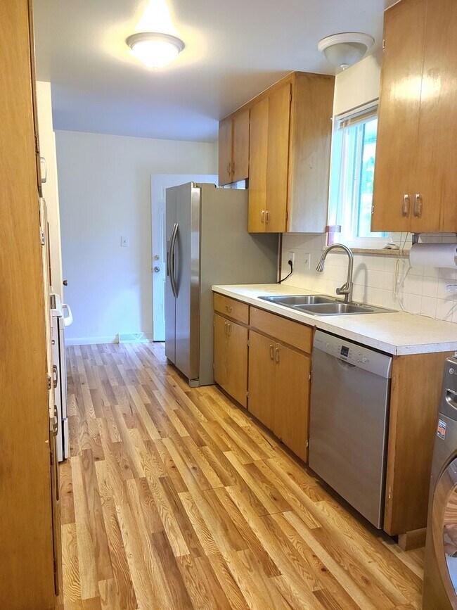 Building Photo - West 20th Apartment in Great Location