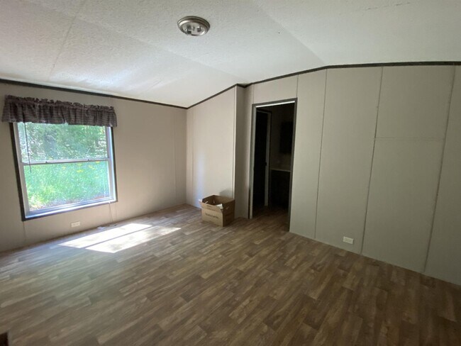 Building Photo - 980 Cedar Village Ln