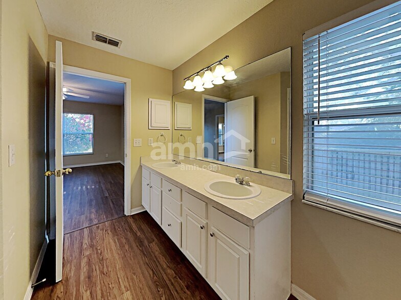 Building Photo - 660 Winding Lake Dr