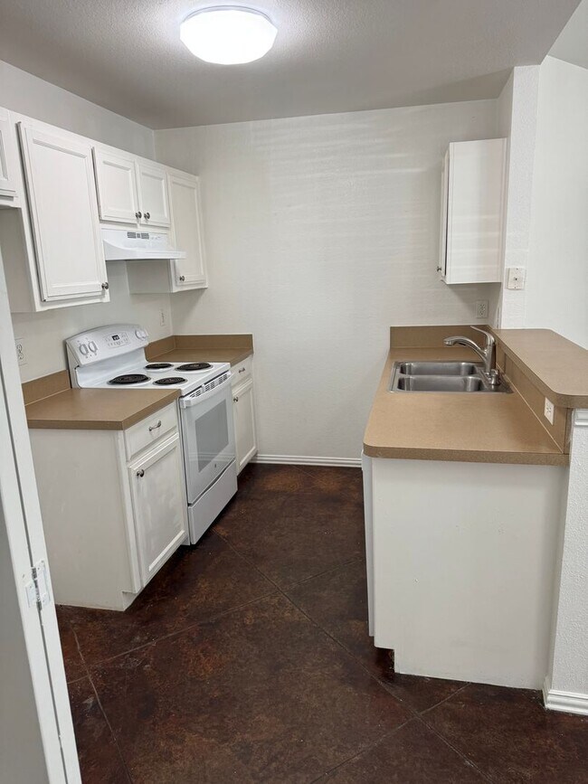 Building Photo - 521 Oakwood Ln