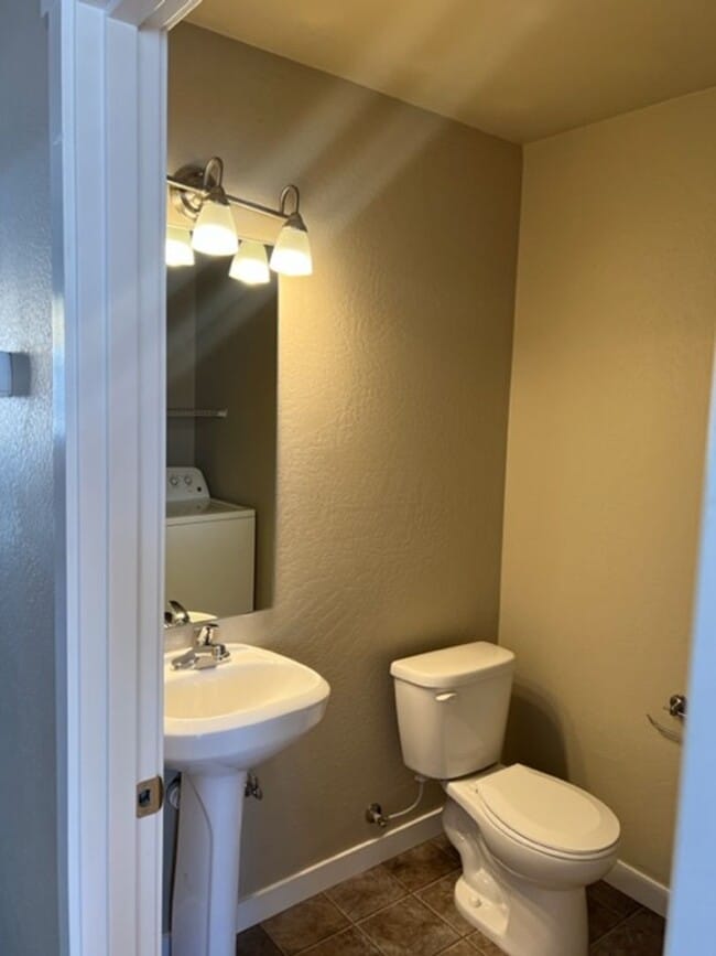 Building Photo - 3 LEVEL CONDO W/ UPGRADES, GARAGE/ FENCED ...