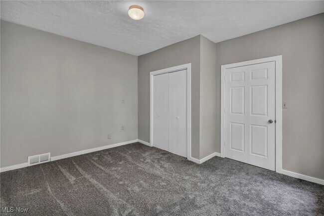 Building Photo - 906 Delia Ave