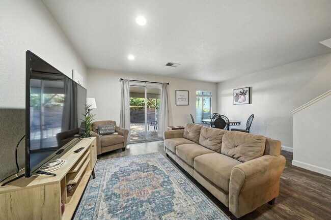 Building Photo - Adorable 2/1.5 with private back yard, ful...