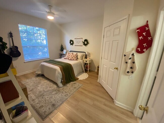 Building Photo - 10550 Baymeadows Rd