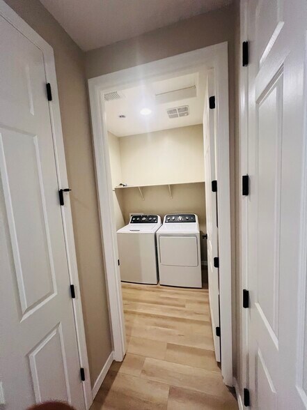 Building Photo - 946 W Macaw Dr