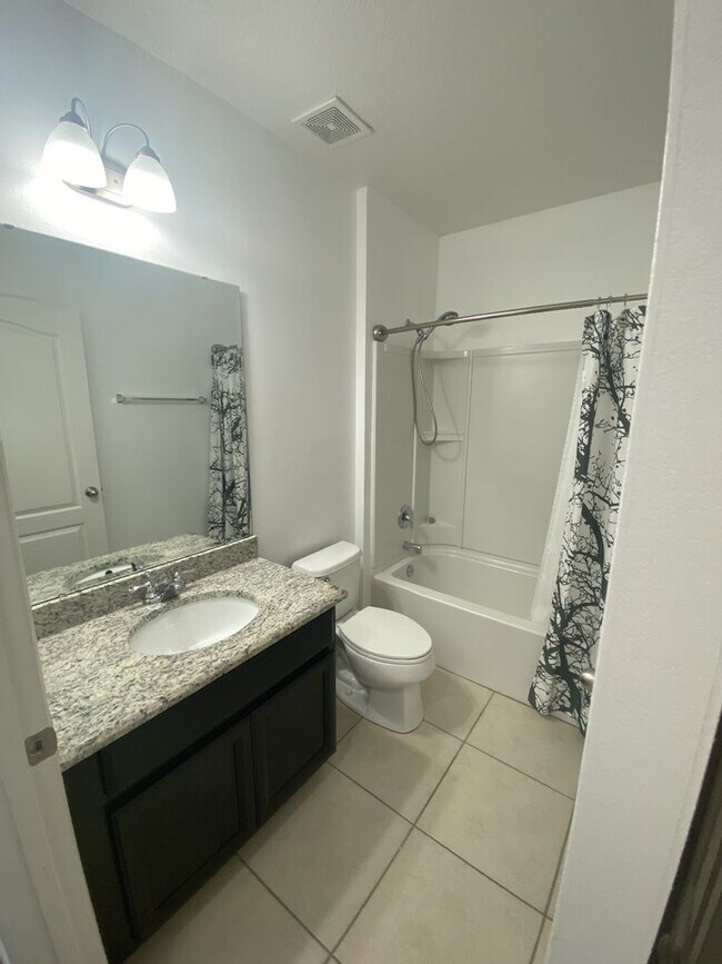 Building Photo - Spacious 3 bedroom 2 bathroom home in the Sawgrass community
