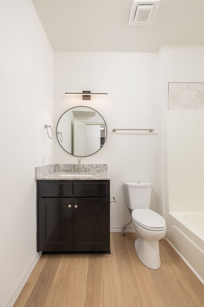 Building Photo - 1115 N Leverett Ave