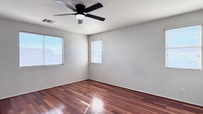 Building Photo - 2-story home with a Beautiful Sparkling Pool! Great floor plan!