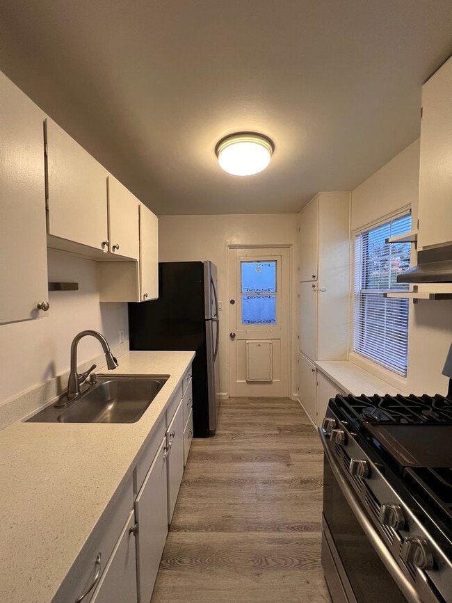 Building Photo - Cozy Cottage with large fenced yard, patio