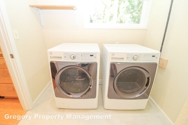 Building Photo - Charming updated 3-Bed/1-Bath Rambler on q...