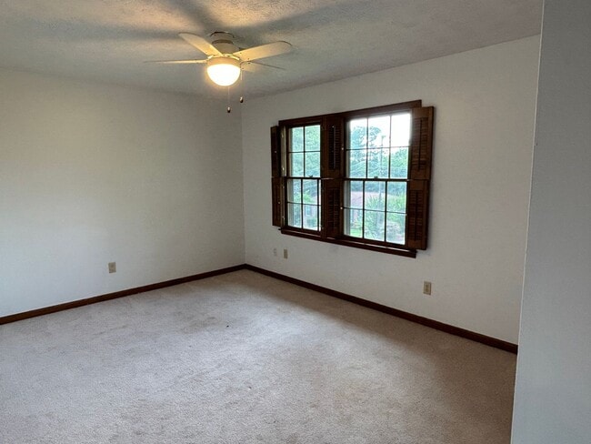 Building Photo - 504 Stoney Brook Dr SW