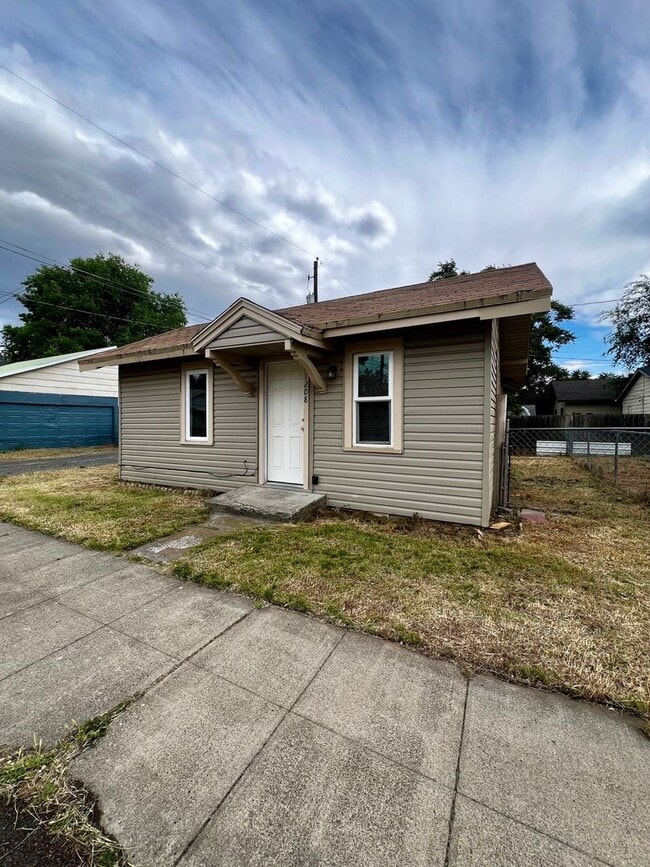 Building Photo - 1208 St Helens St