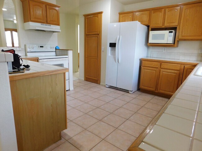 Building Photo - Spacious in Shadowbrook Sub-division