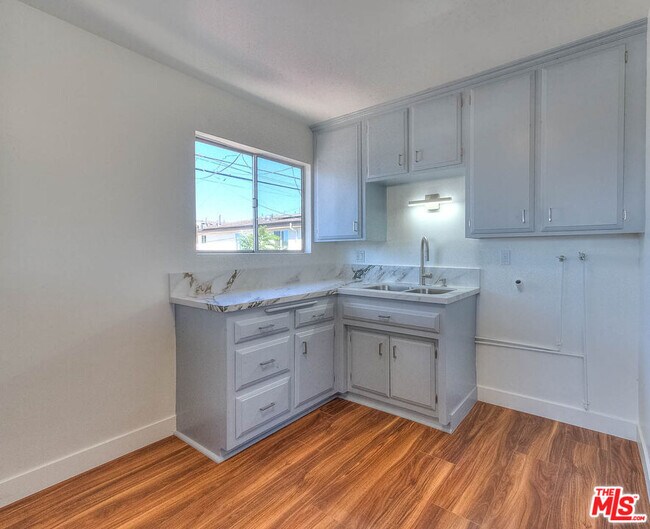 Building Photo - 8468 S Halldale Ave