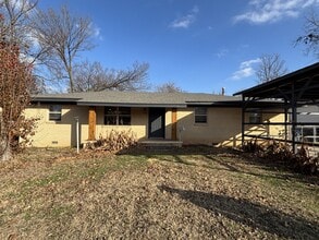 Building Photo - 915 S 6th St