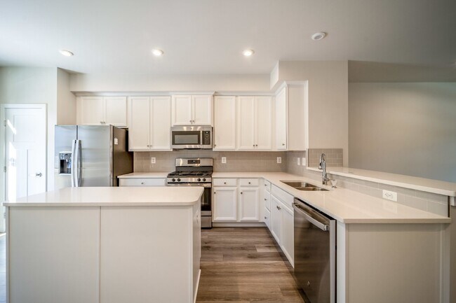 Building Photo - 14062 Sunrise Valley Dr