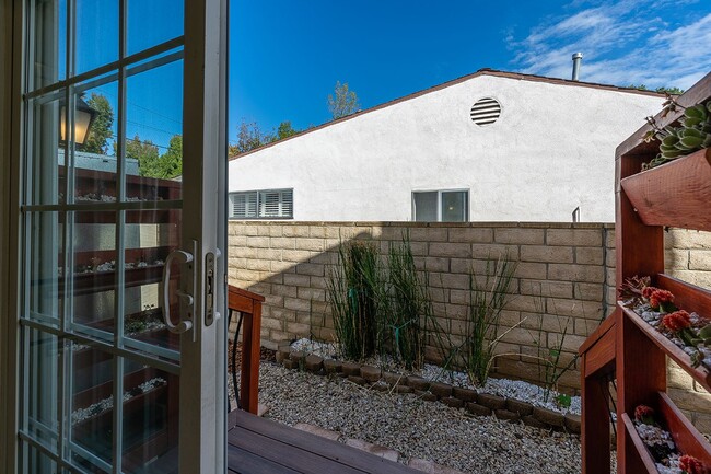 Building Photo - A Stunning 3 bed in Woodland Hills