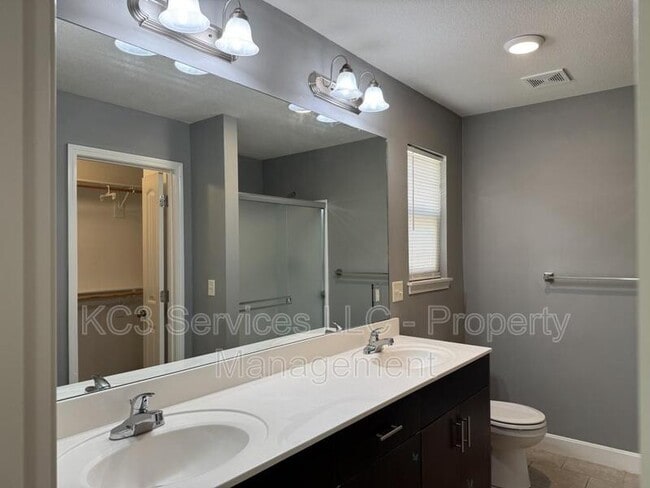 Building Photo - 9326 N Robinhood Ave