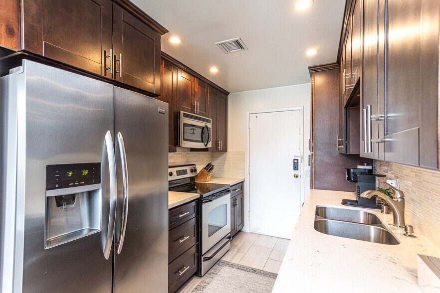 Building Photo - 100 S Doheny Dr