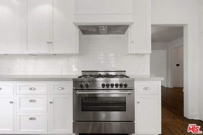 Building Photo - 451 Westmount Dr