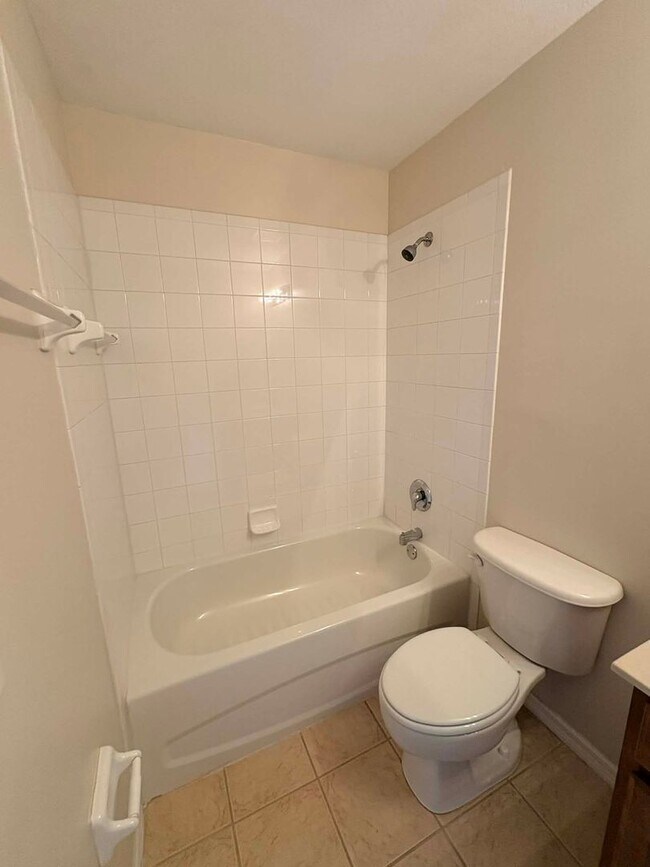 Building Photo - 2/2.5 Townhome in Fort Myers for Rent