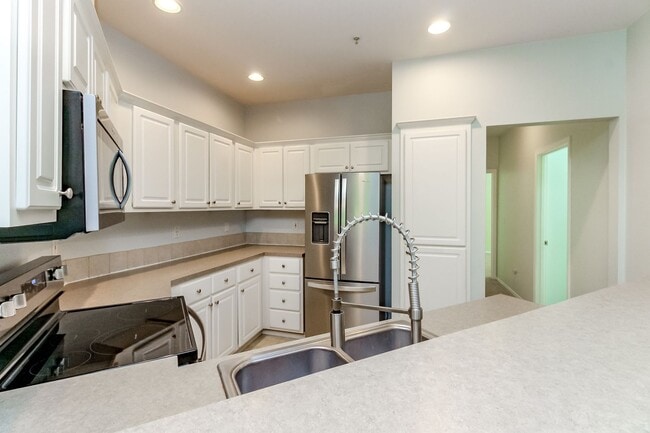 Building Photo - Low maintenance condo living in DuPont