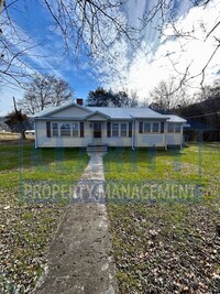 Building Photo - Super cute three-bedroom house!