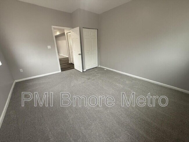 Building Photo - 2643 E Madison St