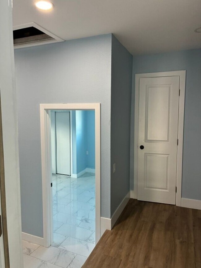 Building Photo - 5 Bedroom 4 Bath House in Garden Grove