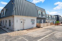 Building Photo - 300 E Croslin St