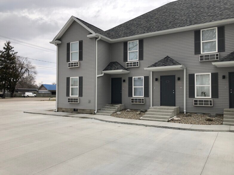 EXTERIOR VIEW - 6301 W Kilgore Ave