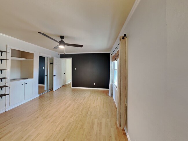 Building Photo - Live Where Location and Comfort Come Together