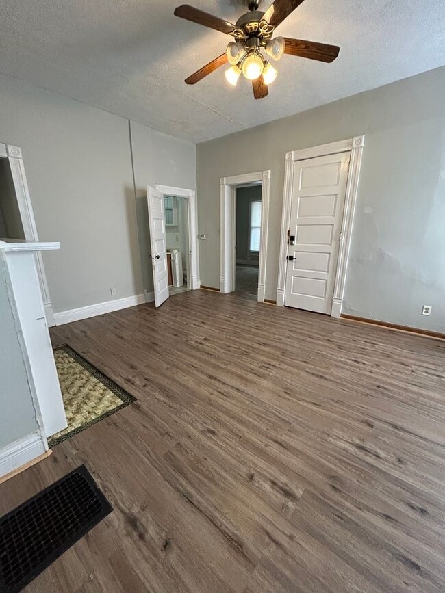 Building Photo - 638 N 8th St